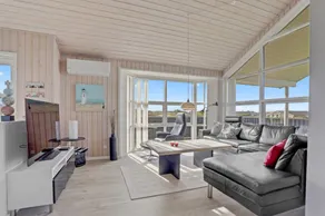 Holiday home with garden, barbeque & terrace - Image 2