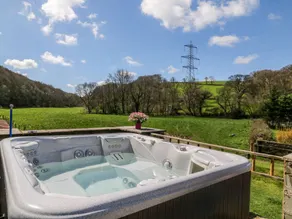 Cottage with hot tub & garden | Beach view - Image 2