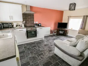 Cottage with garden - Image 4