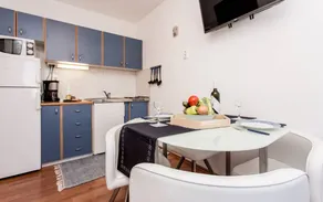 Apartment with garden, pool & barbeque - Image 4