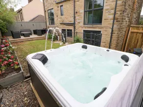 Cottage with garden & jacuzzi - Image 2