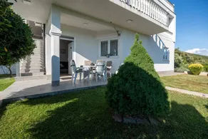 Charming apartment with garden & terrace | City view - Image 3