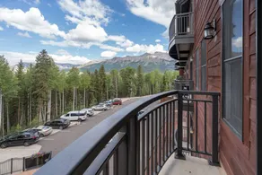 Agréable appartement en copropriété entièrement équipé avec barbecue, piscine chauffée et jacuzzi | Vue piscine - Image 2
