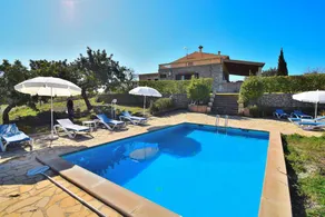 Villa with terrace, garden & private pool - Image 2