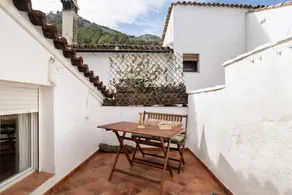 Holiday home with terrace | City view - Image 2