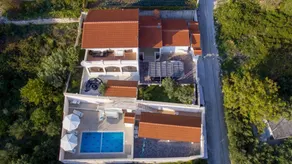 Ample holiday apartment with terrace, garden & private pool | Sea view - Image 4