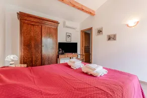 "Cigale" Room with Shared Pool, Wi-Fi, and Air Conditioning - Image 5