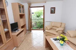 Child-friendly charming flat with barbeque & garden - Image 2