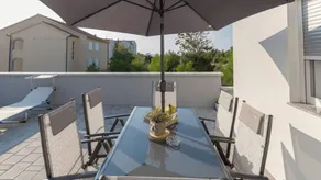 Holiday home with pool, garden & BBQ | Lake view - Image 5