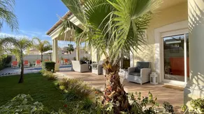Villa avec piscine privée, barbecue et terrasse - Image 2