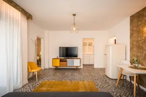 Flat with pool & garden - Image 3