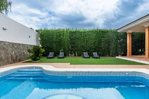 Villa avec piscine privée, jardin et terrasse | Vue jardin - Image 2