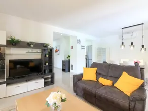 Holiday home with garden, barbeque & terrace - Image 3
