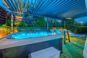 Children-friendly villa with terrace, private pool & hot tub | Garden view | Pets allowed - Image 4