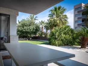 Apartment with garden & pool - Image 5