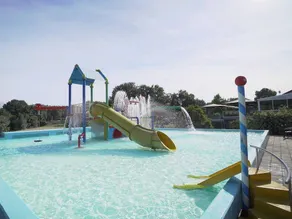 Chalet Casablanca, nieuwbouw op fantastisch 5-sterren vakantiepark met zwembaden - Image 2