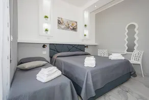 Habitación en casa de familia con internet de alta velocidad | Cerca Porta Garibaldi | Vistas a la ciudad - Image 3