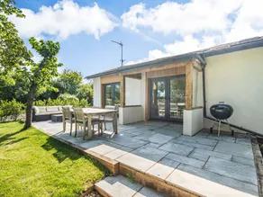 Cottage with barbecue & garden - Image 3
