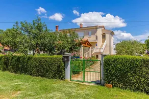Apartment with barbeque, terrace & garden - Image 4