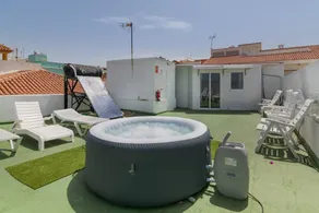 Chambre privée avec internet haut débit, jacuzzi et terrasse | Vue ville | Avec animaux autorisés - Image 2