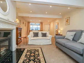 Family-friendly beautiful cottage with garden & jacuzzi - Image 3