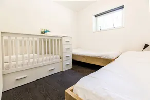 This single-storey bungalow is the ideal holiday accommodation for groups with young children or for guests with limited mobility. - Image 4