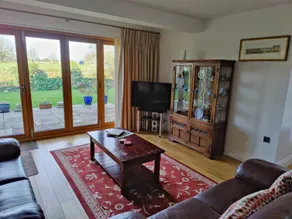 Family-oriented cottage with garden - Image 2