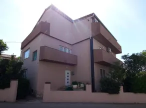 House with garden | Water view - Image 2