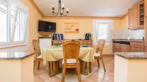 Holiday apartment with garden & barbecue - Image 3