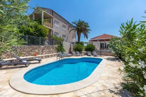 Espaciosa villa con barbacoa, jardín y terraza | Vistas a la ciudad - Image 3