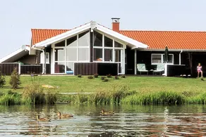 Fully equipped holiday home with garden, terrace & jacuzzi | Water view - Image 2