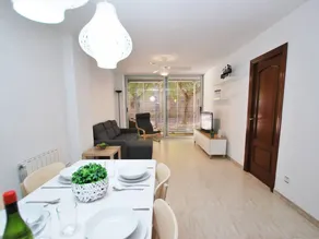 Charming ground floor with courtyard, near beach and amenities in Mataró - Image 2