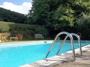 Cottage with pool, BBQ & garden - Image 4