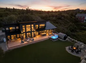 Luxury Coastal Retreat with Fireplace, Hot Tub & Sauna in Hunts Point, Canada - Image 2