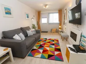 Cottage with hot tub & garden | Beach nearby - Image 4