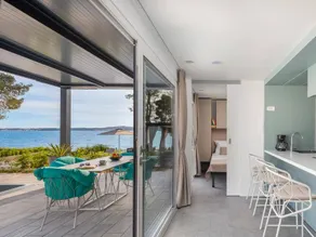 Mobile home with heated pool - Image 5