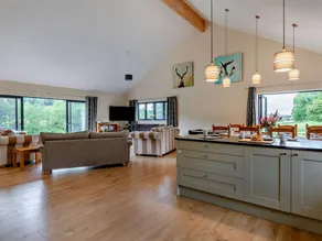 Cottage with hot tub & garden - Image 5