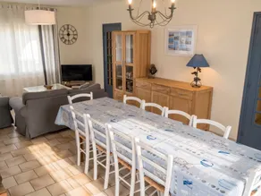 Fully equipped holiday home with garden & BBQ - Image 4