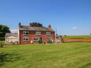 Child-friendly beautiful cottage with garden - Image 3