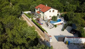 Charming letting with terrace, garden & barbecue | Pool view | Pet-friendly - Image 3