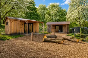 Escape together to this authentic American barn nestled among the trees. A cosy hideaway where tranquillity and romance come together. - Image 3