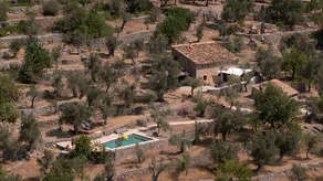 Holiday home with barbeque, pool & garden | Mountain view | Suitable for remote work - Image 4