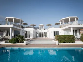 House with terrace, heated pool & BBQ - Image 2