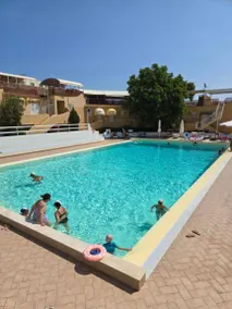 Studio avec terrasse, jardin et piscine | Vue mer - Image 2