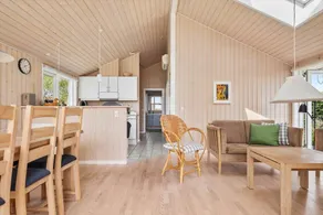 Holiday home with BBQ & terrace - Image 5