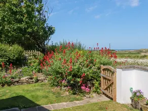 Cottage with garden | Beach view - Image 3