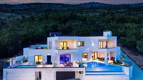 Children-friendly holiday apartment with private pool, terrace & garden | Mountain view - Image 2