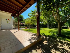 Villa con barbecue, terrazza e giardino | Vista sul giardino - Image 4