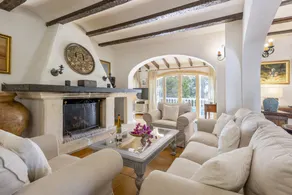 Villa with terrace, barbeque & private pool - Image 2