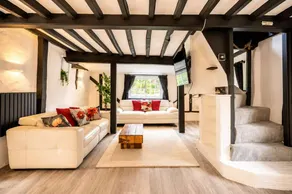 Historic Cambridgeshire Cottage Retreat with Hot Tub - Image 3